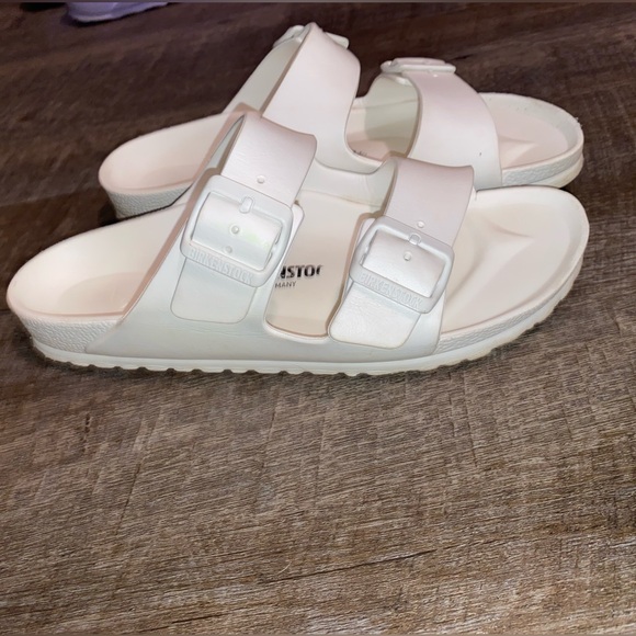 Birkenstock Shoes - Birkenstock Arizona PVF sandals in off white size 39 (women’s 8 men’s 6)